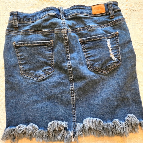 Denim Blvd Distressed Denim Mini Skirt Size Large - Picture 2 of 7